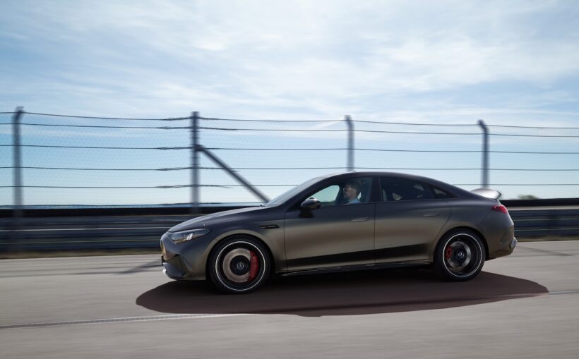 「メルセデス AMG CLA 45 4MATIC+」の走行シーン。