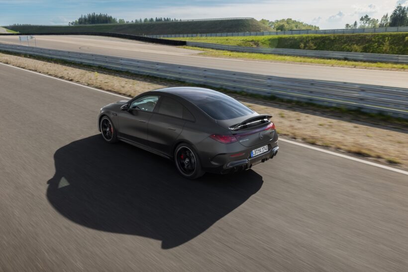 「メルセデス AMG CLA 45 4MATIC+」の走行シーン。