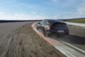 「メルセデス AMG CLA 45 4MATIC+」の走行シーン。