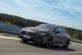 「メルセデス AMG CLA 45 4MATIC+」の走行シーン。