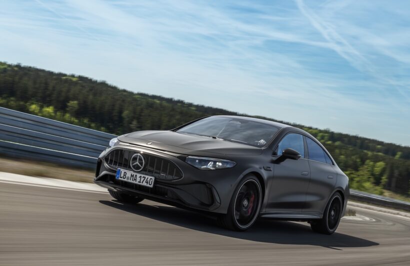 「メルセデス AMG CLA 45 4MATIC+」の走行シーン。