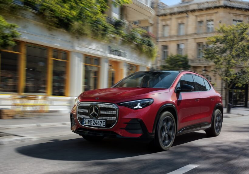 新型「メルセデス・ベンツ GLA」の走行シーン。