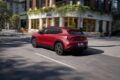 新型「メルセデス・ベンツ GLA」の走行シーン。