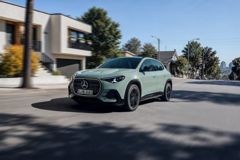 新型「メルセデス・ベンツ GLA」の走行シーン。