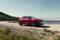 新型「メルセデス・ベンツ GLA」の走行シーン。