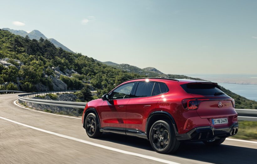 新型「メルセデス・ベンツ GLA」の走行シーン。