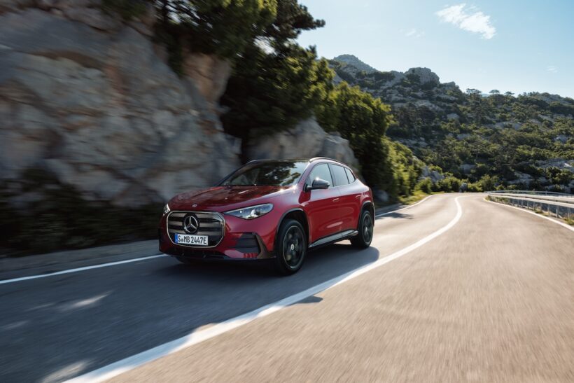 新型「メルセデス・ベンツ GLA」の走行シーン。