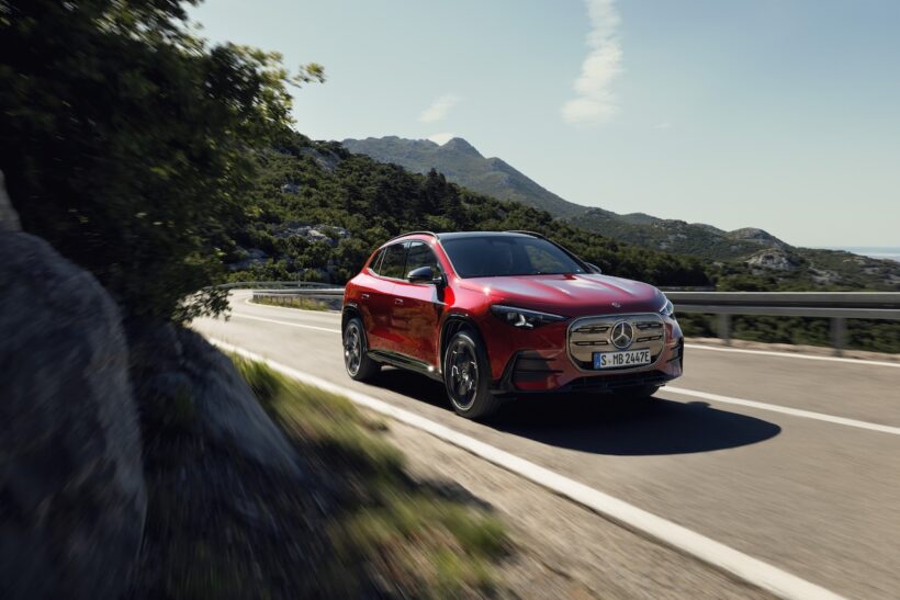 新型「メルセデス・ベンツ GLA」の走行シーン。