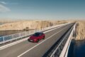 新型「メルセデス・ベンツ GLA」の走行シーン。