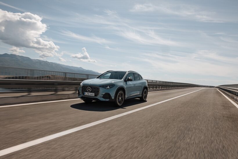 新型「メルセデス・ベンツ GLA」の走行シーン。