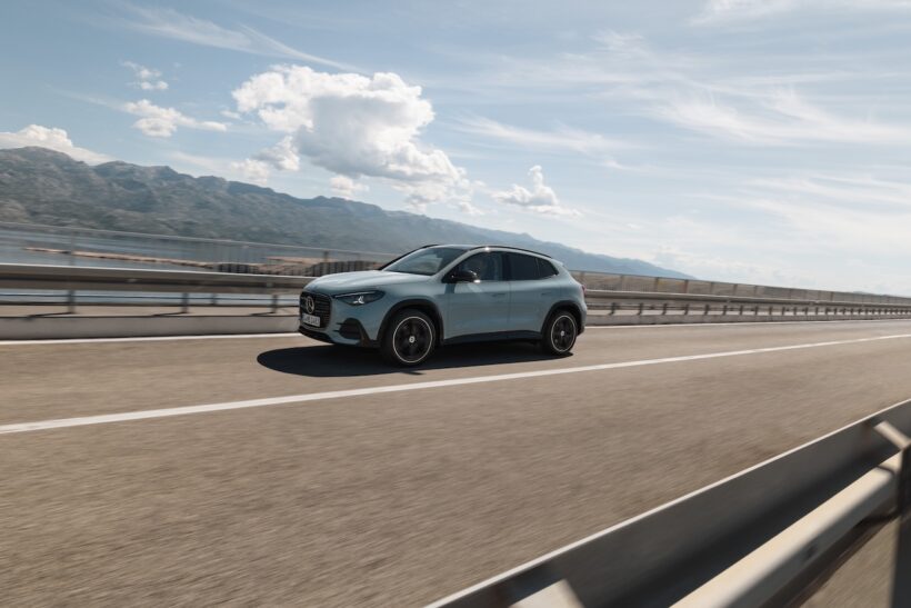 新型「メルセデス・ベンツ GLA」の走行シーン。
