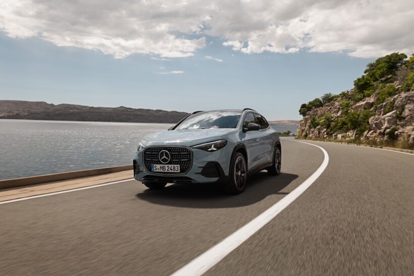 新型「メルセデス・ベンツ GLA」の走行シーン。