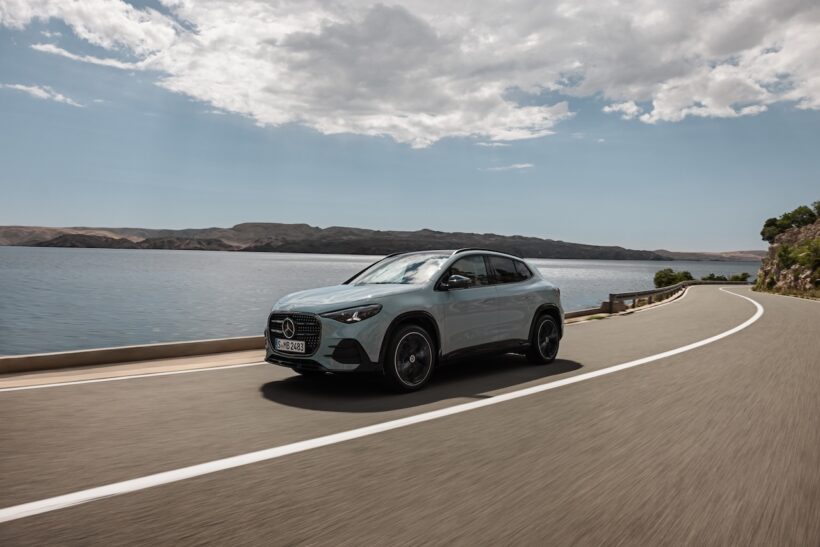 新型「メルセデス・ベンツ GLA」の走行シーン。