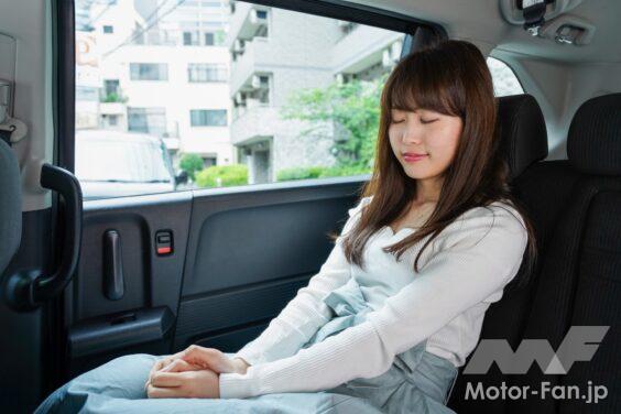 仮眠をとる女性