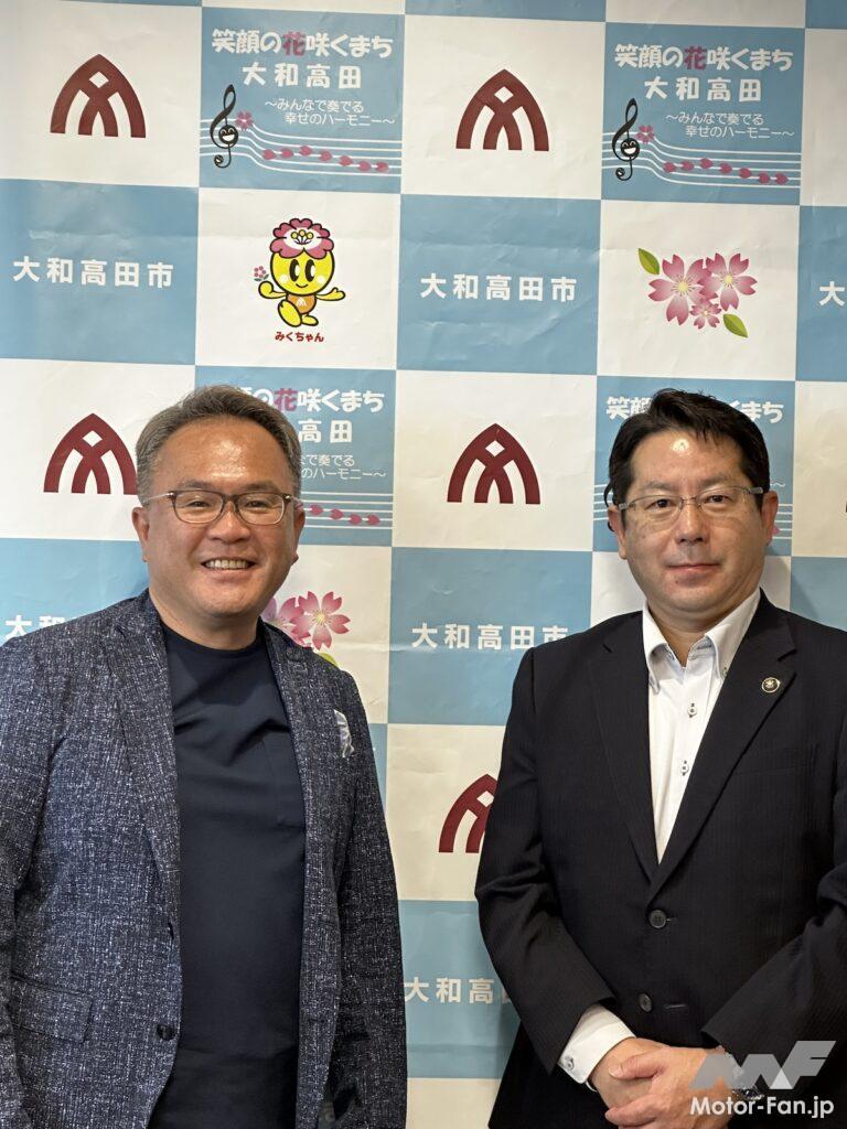 大和高田市の堀内大造市長 (右)と筆者