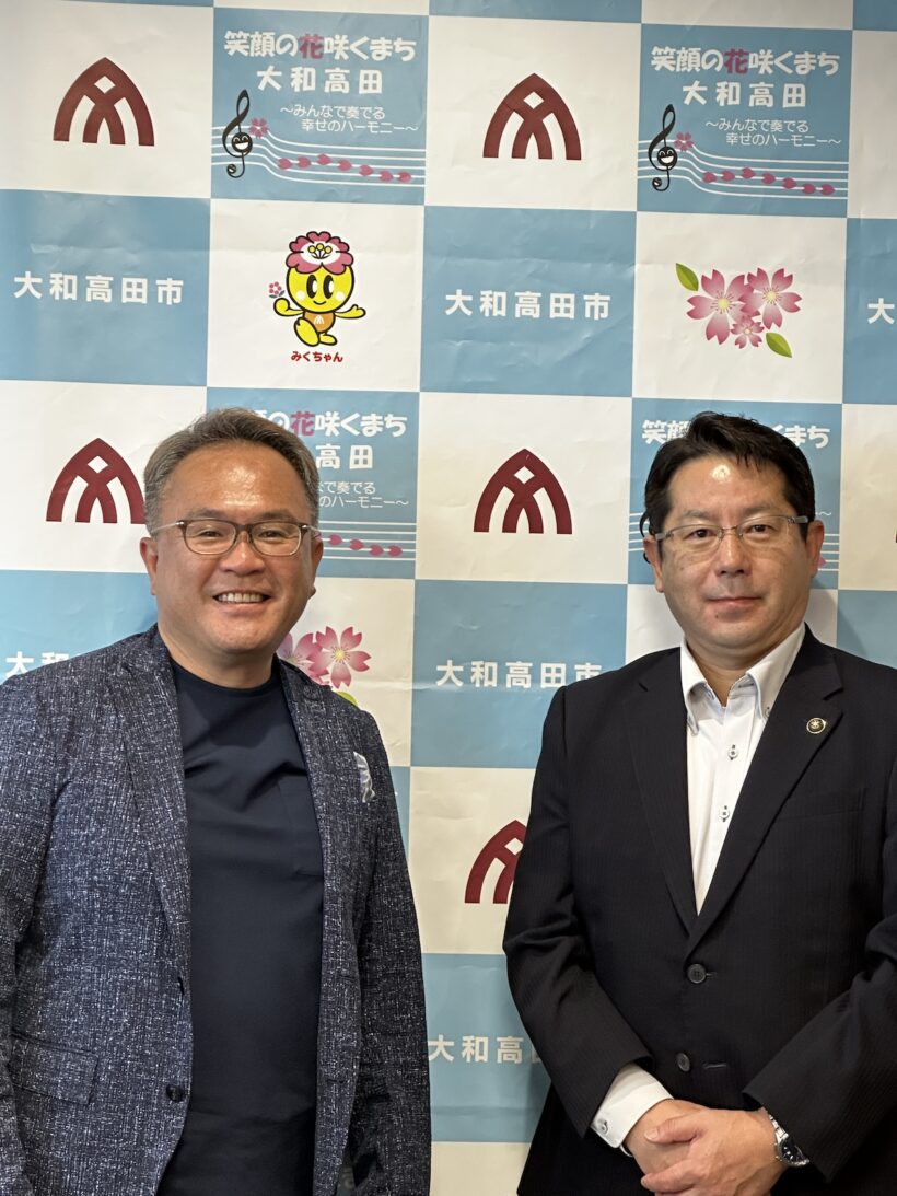 大和高田市の堀内大造市長 （右）と筆者