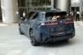 リヤセクションはセンター部まで伸びるテールライトが、BMWを象徴するL型ライトに水平方向の新解釈を加えた。
