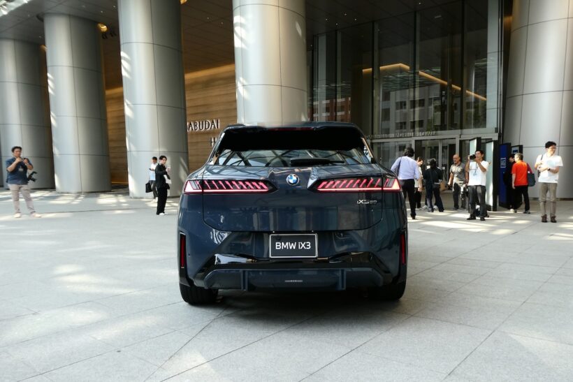 リヤセクションはセンター部まで伸びるテールライトが、BMWを象徴するL型ライトに水平方向の新解釈を加えた。