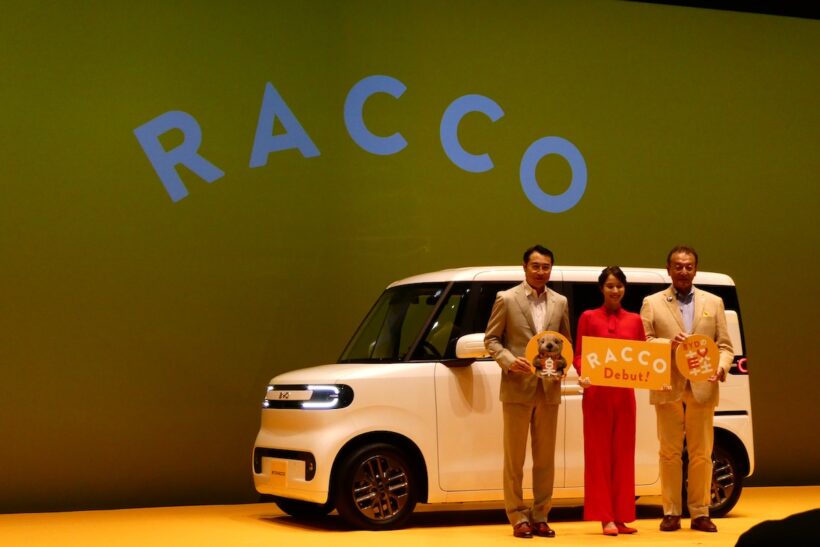 左からBYDの劉学亮副総裁、広瀬アリス、BYD Auto Japanの東福寺厚樹代表取締役社長。