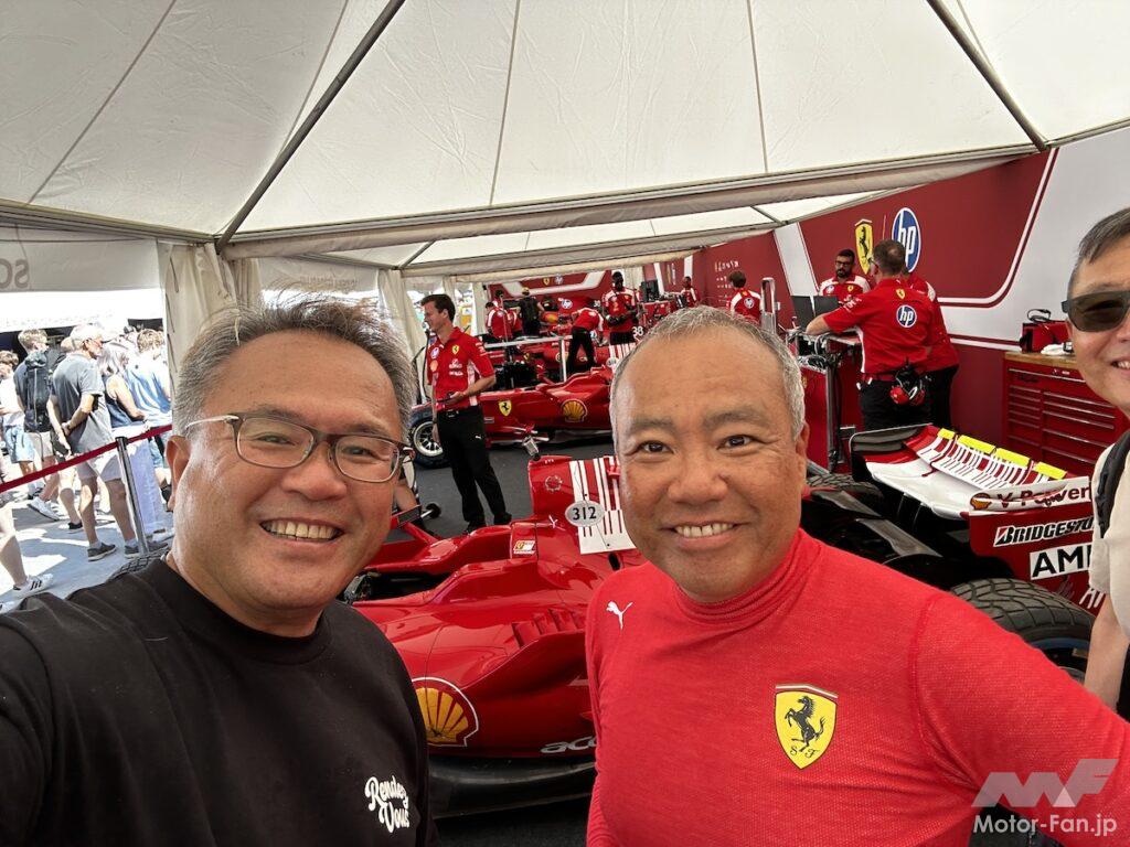 フェラーリのF1を所有する石川さん(右)と。
