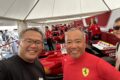 フェラーリのF1を所有する石川さん（右）と。