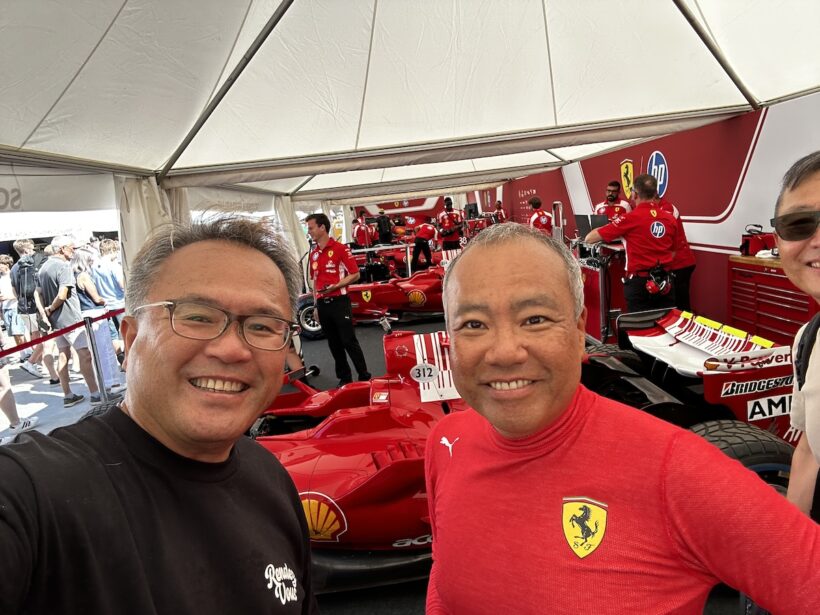 フェラーリのF1を所有する石川さん（右）と。
