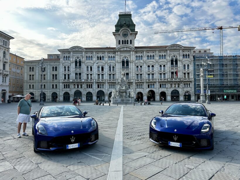 イタリア統一広場に並ぶ新型「グラントゥーリズモ」と「グランカブリオ」。