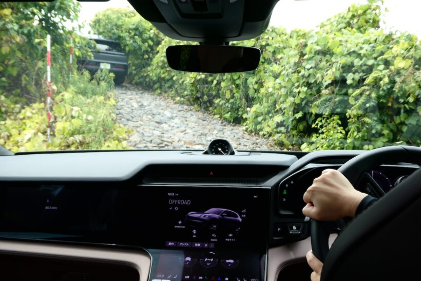 オフロードコースで試すカイエン エレクトリック