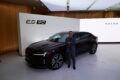 ボルボ ES90とボルボ・カー・ジャパンのエドソン・イシカワ代表取締役社長。