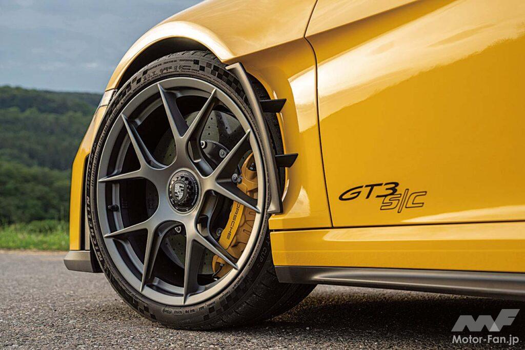 911 S/Tにも採用されたマグネシウム製センターロックホイールにより、9kgの軽量化を実現。ブレーキにはPCCBを採用する。