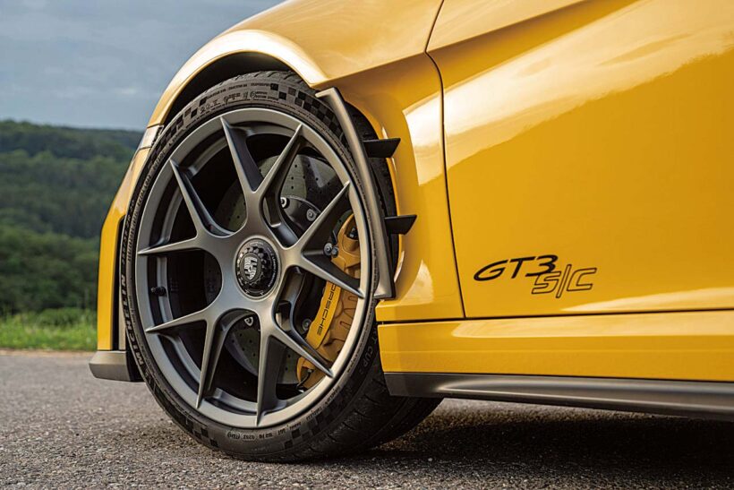 911 S/Tにも採用されたマグネシウム製センターロックホイールにより、9kgの軽量化を実現。ブレーキにはPCCBを採用する。