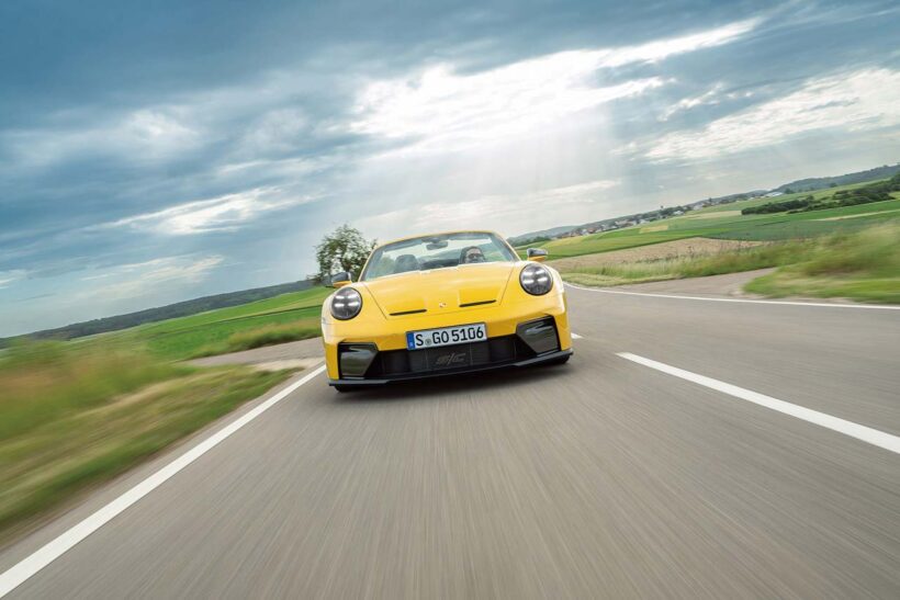 9000rpmまで回る珠玉のNAユニットが魅力の911 GT3に初のオープンモデルが加わった。ボンネットやドアなどにカーボンファイバー強化プラスチック使用し、徹底した軽量化を施したことでオープンモデルながら1497kgを実現。電動ソフトトップをまとったGT3はいったいどのようなポテンシャルを秘めているのか。