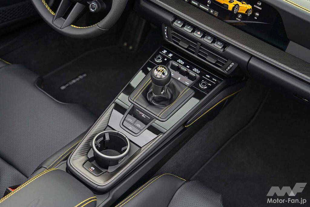 軽量カーペットとカーボン製プルハンドルを備えた軽量ドアパネルを採用する。4way調整機能付スポーツシートプラスを標準装備するが、オプションとしてカーボン製軽量スポーツバケットシートも用意される。