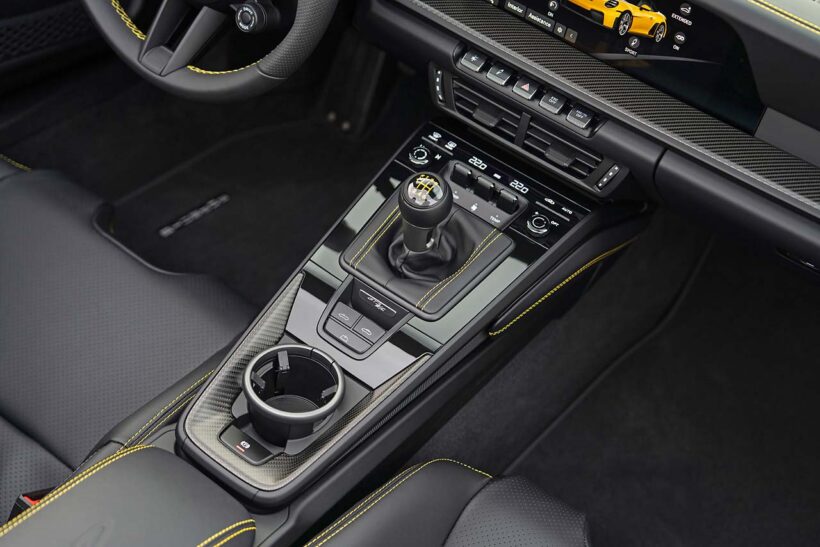 軽量カーペットとカーボン製プルハンドルを備えた軽量ドアパネルを採用する。4way調整機能付スポーツシートプラスを標準装備するが、オプションとしてカーボン製軽量スポーツバケットシートも用意される。