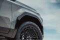 6ホール（P.C.D.6×139.7）用に最適化されたスポーク形状は、まるで車種別専用設計のようだ。グロスブラックの塗装は光を受けるとより艶を訴えかけ、それがシャープなスポーク形状を引き立てる。エアロフィン形状のスポークエンドは回転方向を持たせたもので、走りを予感させる。22インチサイズは純正同等ながら、タイヤは純正よりわずかに低扁平となる285/45R22サイズのBFグットリッチ・トレインテレーンT/Aを組み合わせる。