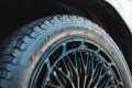 6ホール（P.C.D.6×139.7）用に最適化されたスポーク形状は、まるで車種別専用設計のようだ。グロスブラックの塗装は光を受けるとより艶を訴えかけ、それがシャープなスポーク形状を引き立てる。エアロフィン形状のスポークエンドは回転方向を持たせたもので、走りを予感させる。22インチサイズは純正同等ながら、タイヤは純正よりわずかに低扁平となる285/45R22サイズのBFグットリッチ・トレインテレーンT/Aを組み合わせる。