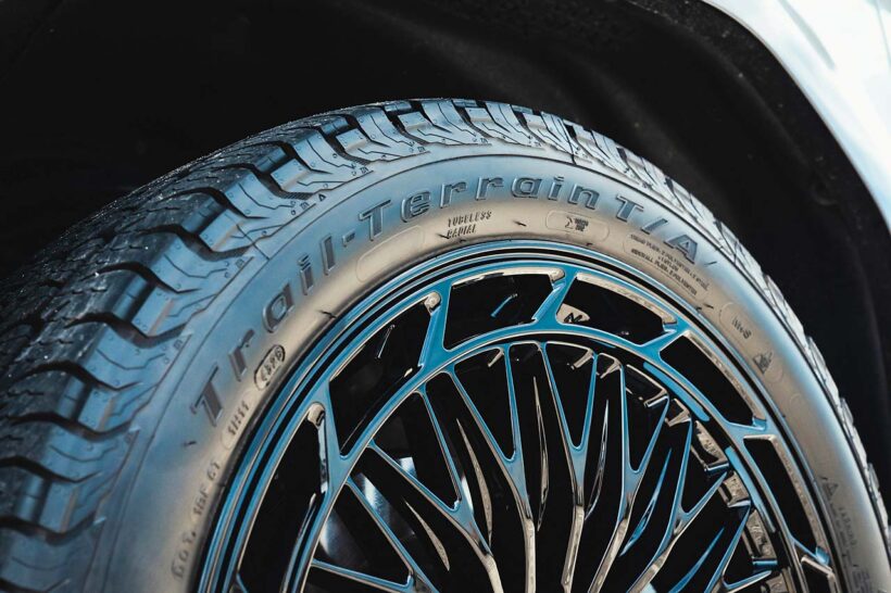 6ホール（P.C.D.6×139.7）用に最適化されたスポーク形状は、まるで車種別専用設計のようだ。グロスブラックの塗装は光を受けるとより艶を訴えかけ、それがシャープなスポーク形状を引き立てる。エアロフィン形状のスポークエンドは回転方向を持たせたもので、走りを予感させる。22インチサイズは純正同等ながら、タイヤは純正よりわずかに低扁平となる285/45R22サイズのBFグットリッチ・トレインテレーンT/Aを組み合わせる。