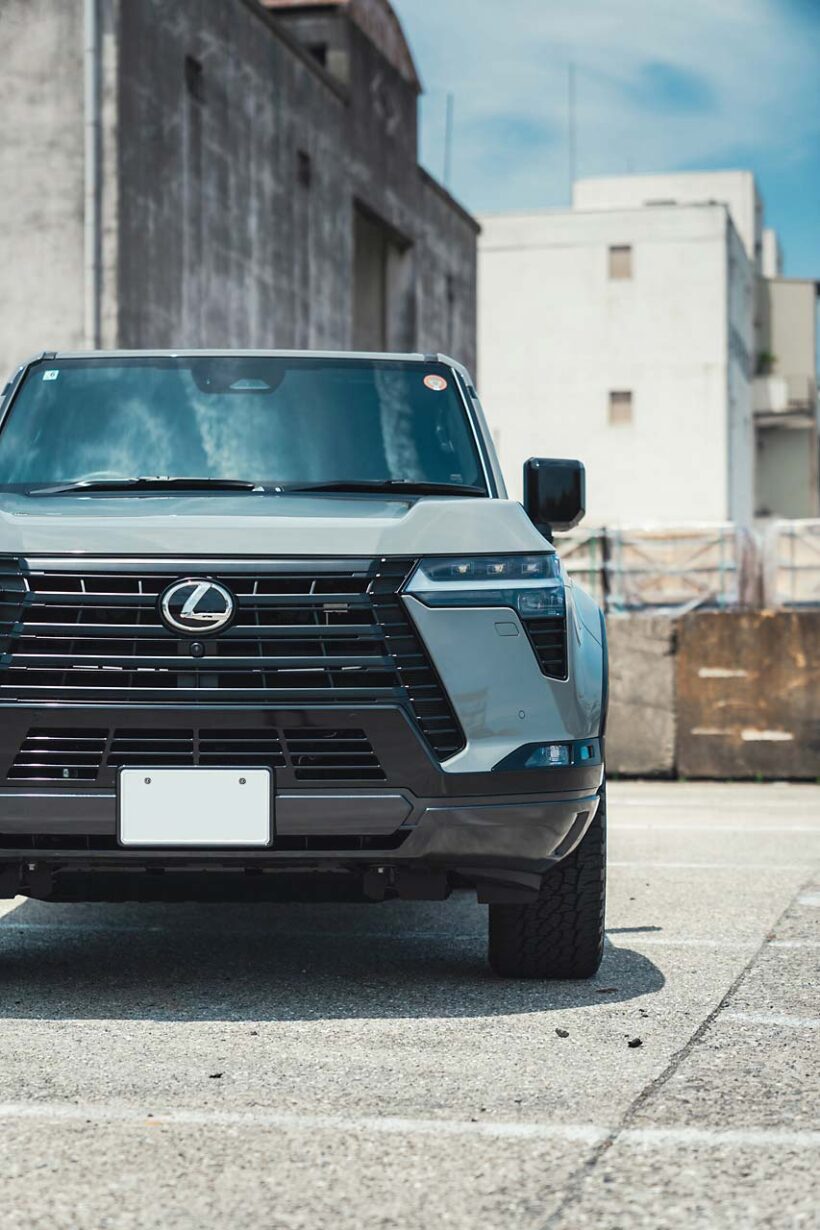 マーキュリーグレーマイカの車体に対して、フロントバンパーのボトム部分やフェンダーをグロスブラックで統一したことで、ホイールとの統一感を図った。ドレスアップでありボディ保護にもなる粋なコーディネートだ。このクルマを仕上げたのは、ハイエンドカーカスタムに定評のあるボンド大阪だ。彼らのような百戦錬磨のカスタムコーディネーターたちは、いまAKフォージドに熱い視線を注いでいる。
