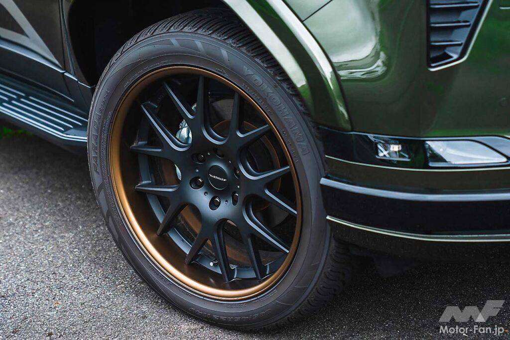 CORART A7PROホイール(10.0J×22インチ)に、PARADA Spec-Xの285/45R22サイズを組み合わせる。ショットアナダイズドブラックのディスクに、マットブロンズのリムというコーディネートで、クルマ全体のコーディネートを成立させている。