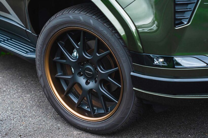 CORART A7PROホイール（10.0J×22インチ）に、PARADA Spec-Xの285/45R22サイズを組み合わせる。ショットアナダイズドブラックのディスクに、マットブロンズのリムというコーディネートで、クルマ全体のコーディネートを成立させている。
