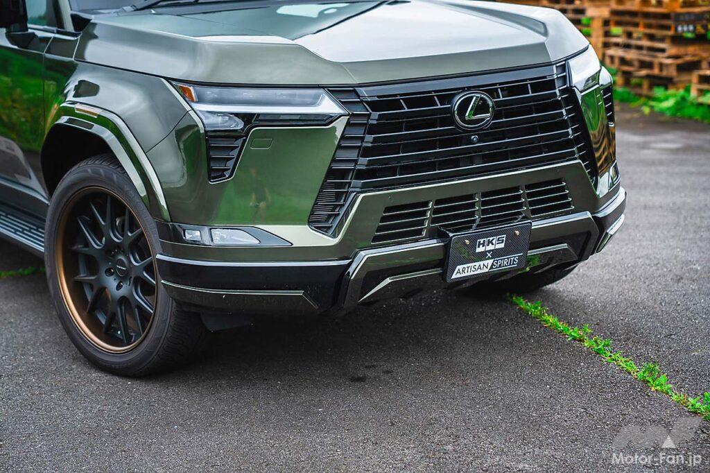 「鎧をまとう、都会派SUV」というコンセプトに則って、装着されるボディパーツの多くはプロテクターとされた。フロント、リヤサイドのスポイラー、さらにCピラーなどがプロテクターに該当する。さらに片側25mmワイドとなるオーバーフェンダー、リヤゲート＆ルーフにスポイラーが備わる。