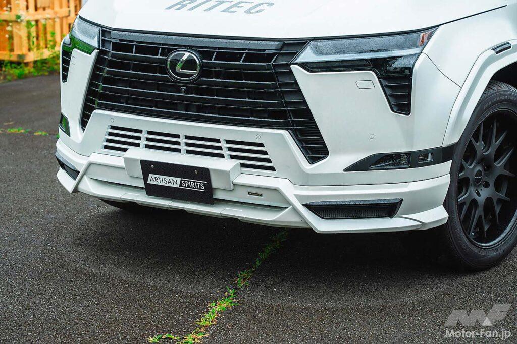 GX550バージョンLは、アーティシャンスピリッツらしいデザインと世界観で統一される。フロント&サイド&リヤハーフスポイラーはオーバートレイル+とは異なる専用設計とした。オーバーフェンダーも片側35mmワイドになる。リヤゲート&ルーフスポイラー、Cピラープロテクターはオーバートレイル+と同様のデザインながら、FRPに加え、カーボン、そして大理石調のコンポジットカーボンも設定される。