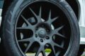 GX550バージョンLは、アーティシャンスピリッツらしいデザインと世界観で統一される。フロント＆サイド＆リヤハーフスポイラーはオーバートレイル＋とは異なる専用設計とした。オーバーフェンダーも片側35mmワイドになる。リヤゲート＆ルーフスポイラー、Cピラープロテクターはオーバートレイル＋と同様のデザインながら、FRPに加え、カーボン、そして大理石調のコンポジットカーボンも設定される。
