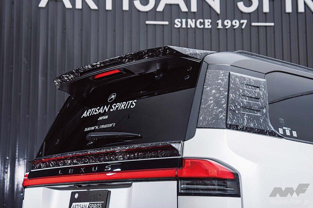 FRP、カーボンに加えて登場した新たな表情がCOMPOSITE CARBON（コンポジットカーボン）だ。独特のランダムな表面模様は、どこか大理石のようでもあり高級感に満ちている。模様はひとつとして同じものにはならず、それぞれが異なる表情を持っている。この美しい仕上げは、素材の特性と向き合いながら製品化を進めてきたアーティシャンスピリッツにとっての新たな挑戦である。本稿のGX550には、リヤゲート＆ルーフスポイラー、Cピラープロテクターに設定される。