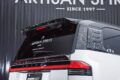 FRP、カーボンに加えて登場した新たな表情がCOMPOSITE CARBON（コンポジットカーボン）だ。独特のランダムな表面模様は、どこか大理石のようでもあり高級感に満ちている。模様はひとつとして同じものにはならず、それぞれが異なる表情を持っている。この美しい仕上げは、素材の特性と向き合いながら製品化を進めてきたアーティシャンスピリッツにとっての新たな挑戦である。本稿のGX550には、リヤゲート＆ルーフスポイラー、Cピラープロテクターに設定される。