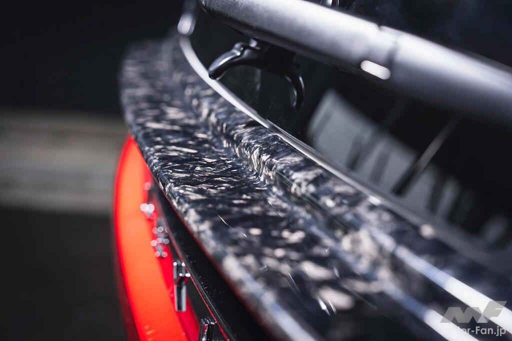 FRP、カーボンに加えて登場した新たな表情がCOMPOSITE CARBON（コンポジットカーボン）だ。独特のランダムな表面模様は、どこか大理石のようでもあり高級感に満ちている。模様はひとつとして同じものにはならず、それぞれが異なる表情を持っている。この美しい仕上げは、素材の特性と向き合いながら製品化を進めてきたアーティシャンスピリッツにとっての新たな挑戦である。本稿のGX550には、リヤゲート＆ルーフスポイラー、Cピラープロテクターに設定される。