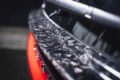 FRP、カーボンに加えて登場した新たな表情がCOMPOSITE CARBON（コンポジットカーボン）だ。独特のランダムな表面模様は、どこか大理石のようでもあり高級感に満ちている。模様はひとつとして同じものにはならず、それぞれが異なる表情を持っている。この美しい仕上げは、素材の特性と向き合いながら製品化を進めてきたアーティシャンスピリッツにとっての新たな挑戦である。本稿のGX550には、リヤゲート＆ルーフスポイラー、Cピラープロテクターに設定される。