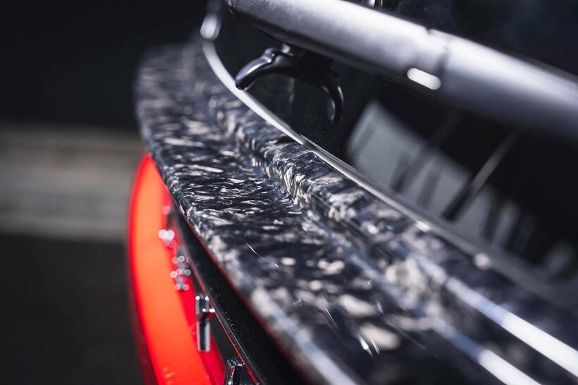 FRP、カーボンに加えて登場した新たな表情がCOMPOSITE CARBON（コンポジットカーボン）だ。独特のランダムな表面模様は、どこか大理石のようでもあり高級感に満ちている。模様はひとつとして同じものにはならず、それぞれが異なる表情を持っている。この美しい仕上げは、素材の特性と向き合いながら製品化を進めてきたアーティシャンスピリッツにとっての新たな挑戦である。本稿のGX550には、リヤゲート＆ルーフスポイラー、Cピラープロテクターに設定される。