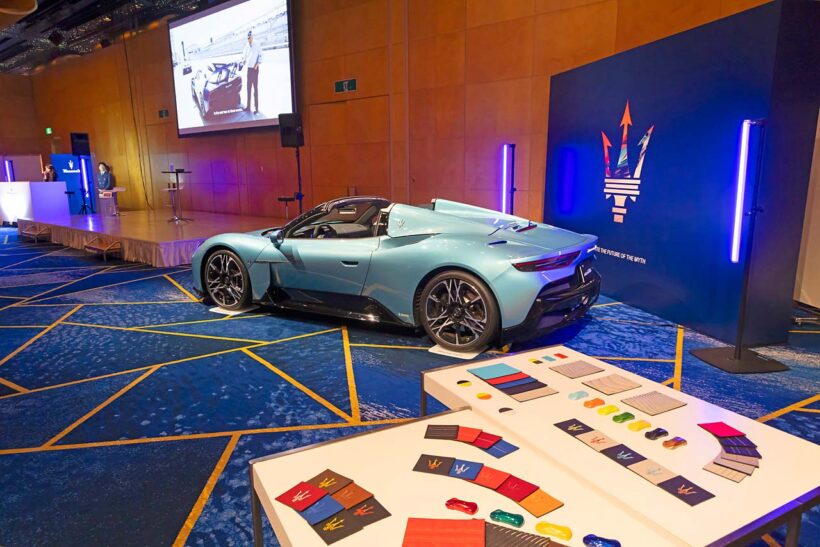 バンケットルームにはトライデント100周年の解説パネルのほか、最新のMCプーラ・チェロ、カスタマイズプログラム「フォーリセリエ」のサンプルを展示。マセラティの世界観を表現した。