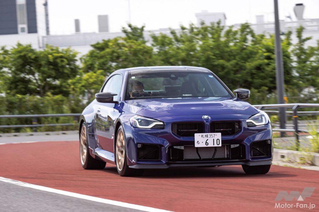 シート背面やセンターコンソールなどにカーボンが用いられた室内がレーシー。ルーフもカーボン製となり重心高の低減に貢献している。